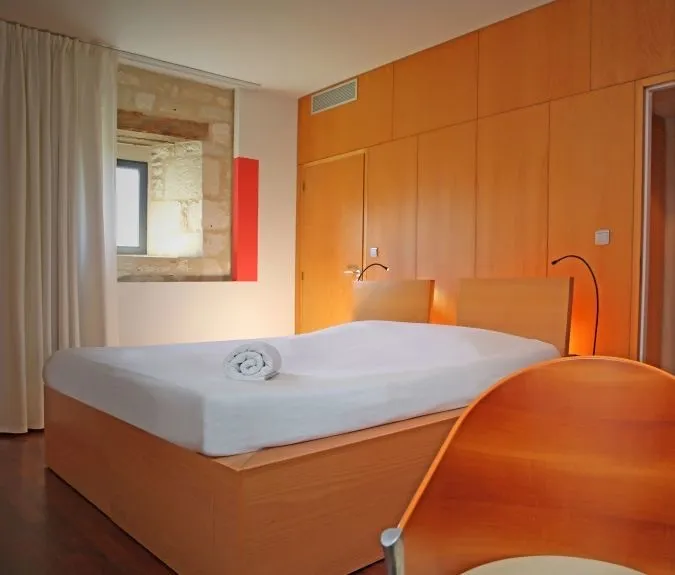 Chambre confort pour 2 avec lit King Size et vue sur le jardin