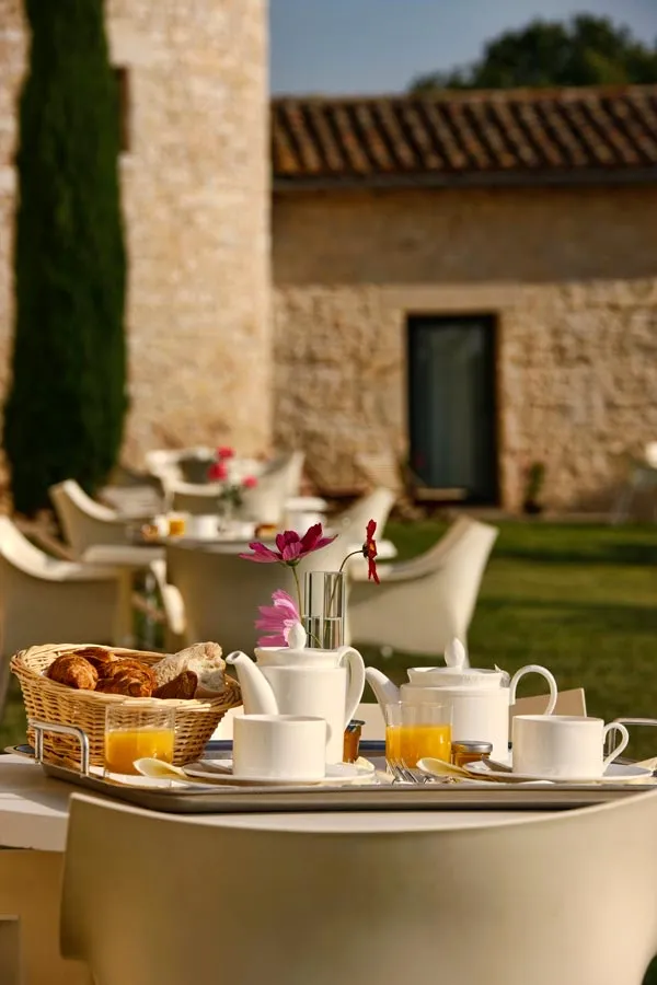 Photo d'un petit déjeuner au soleil du château de Salettes
