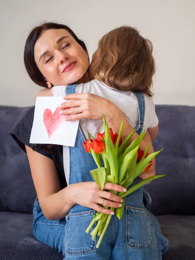 fete des mères fille offre fleurs et dessin a sa maman